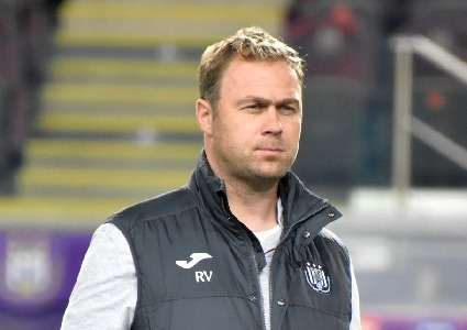 RSCA Futures' head coach Robin Veldman talks to his players after a soccer  match between RSC, Stock Photo, Picture And Rights Managed Image. Pic.  VPM-43653717